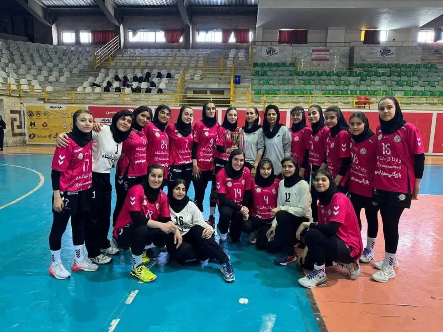 شافعیان پرچم دار هندبال  بانوان در کرمانشاه