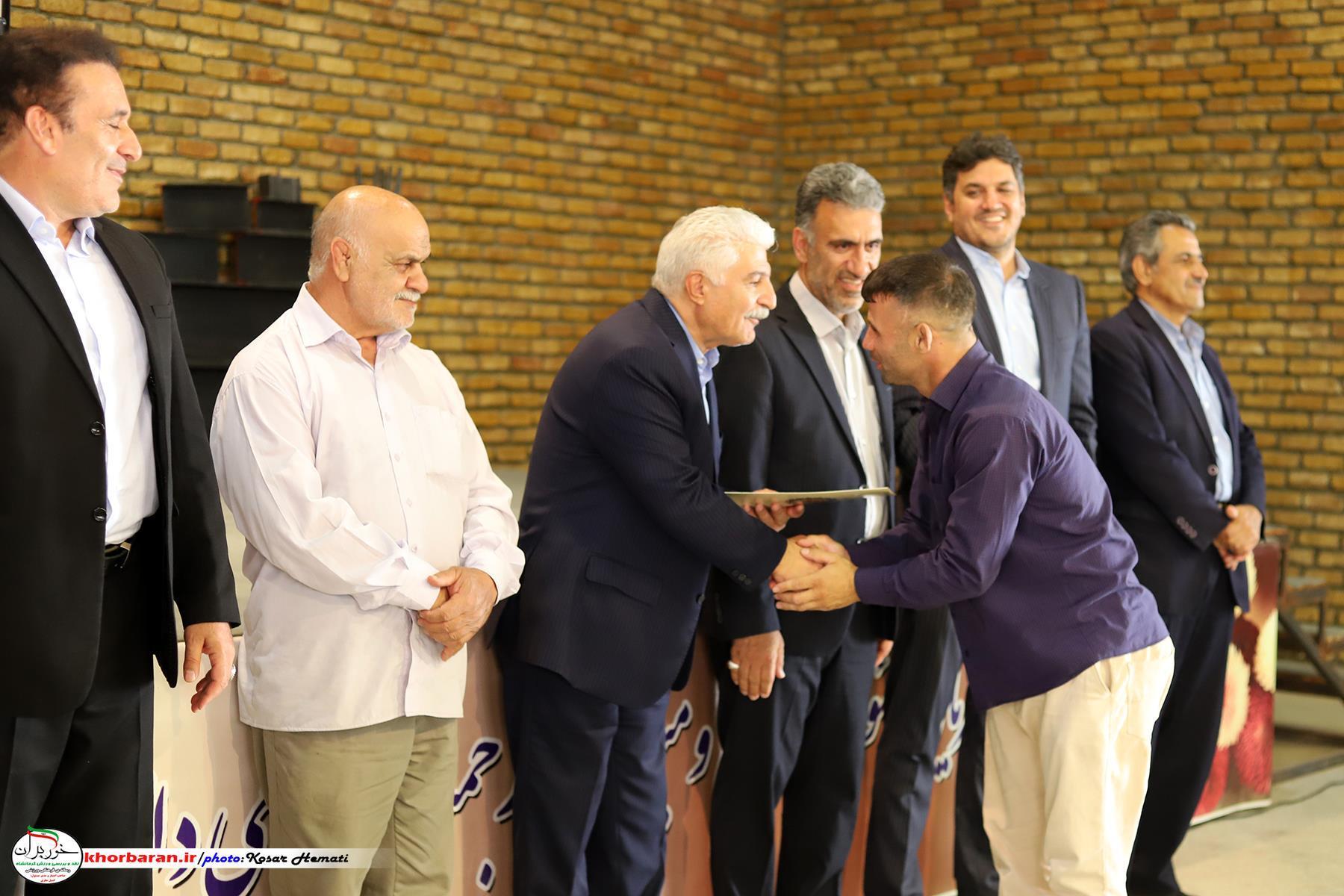 اهتزاز پرچم ایران با لباس ذوب آهن بیستون  در آینده نزدیک 