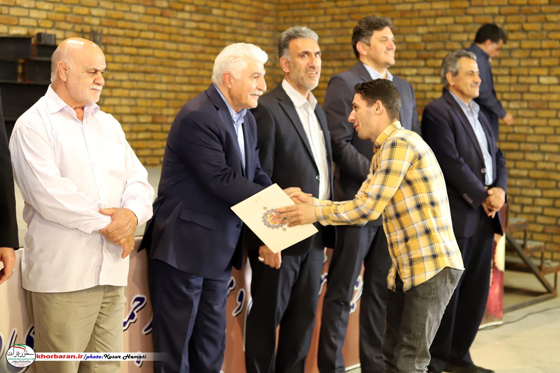 اهتزاز پرچم ایران با لباس ذوب آهن بیستون  در آینده نزدیک 