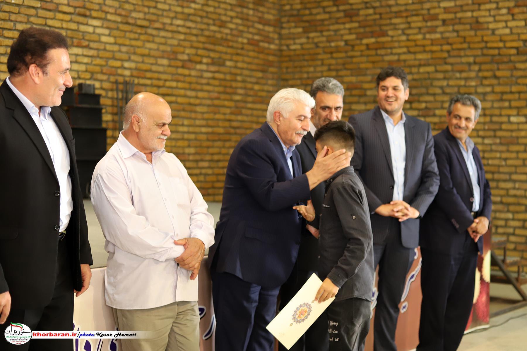 اهتزاز پرچم ایران با لباس ذوب آهن بیستون  در آینده نزدیک 