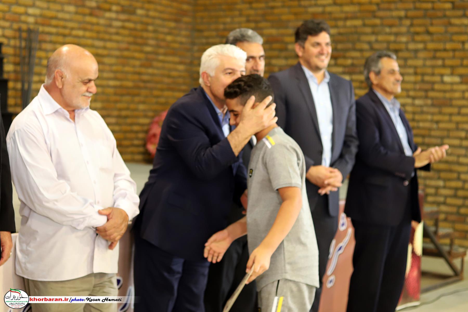 اهتزاز پرچم ایران با لباس ذوب آهن بیستون  در آینده نزدیک  