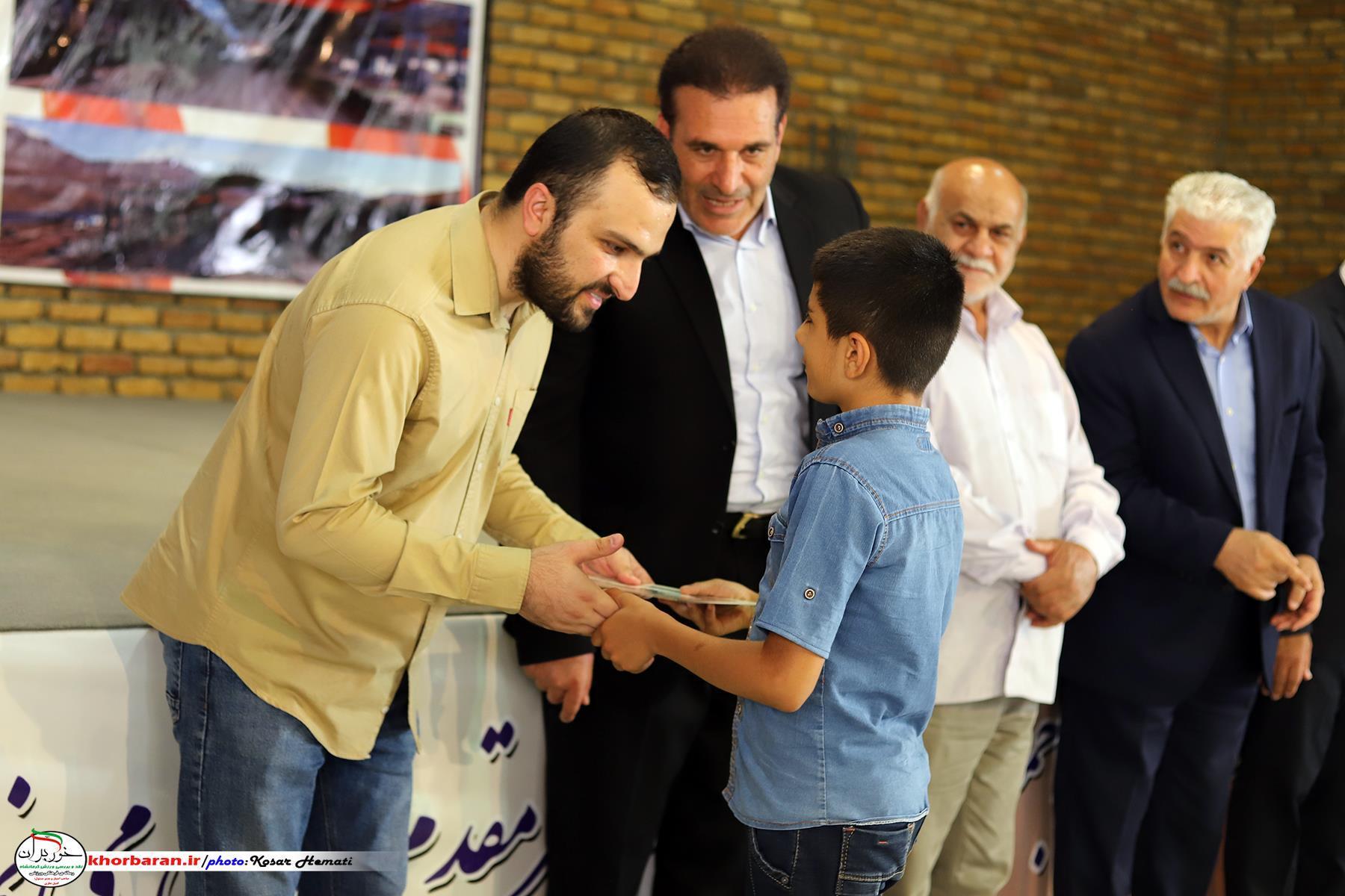 اهتزاز پرچم ایران با لباس ذوب آهن بیستون  در آینده نزدیک  