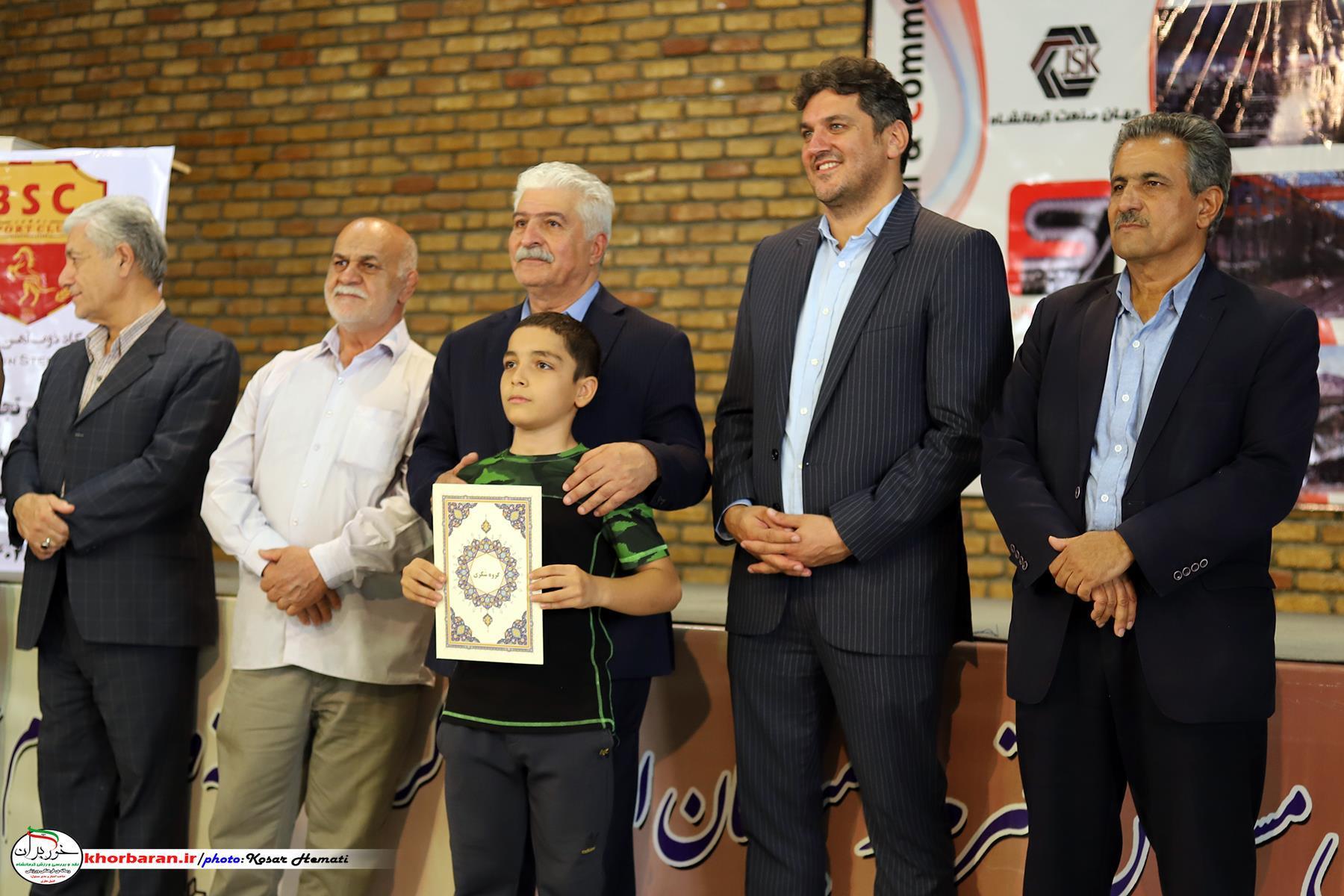 اهتزاز پرچم ایران با لباس ذوب آهن بیستون  در آینده نزدیک  