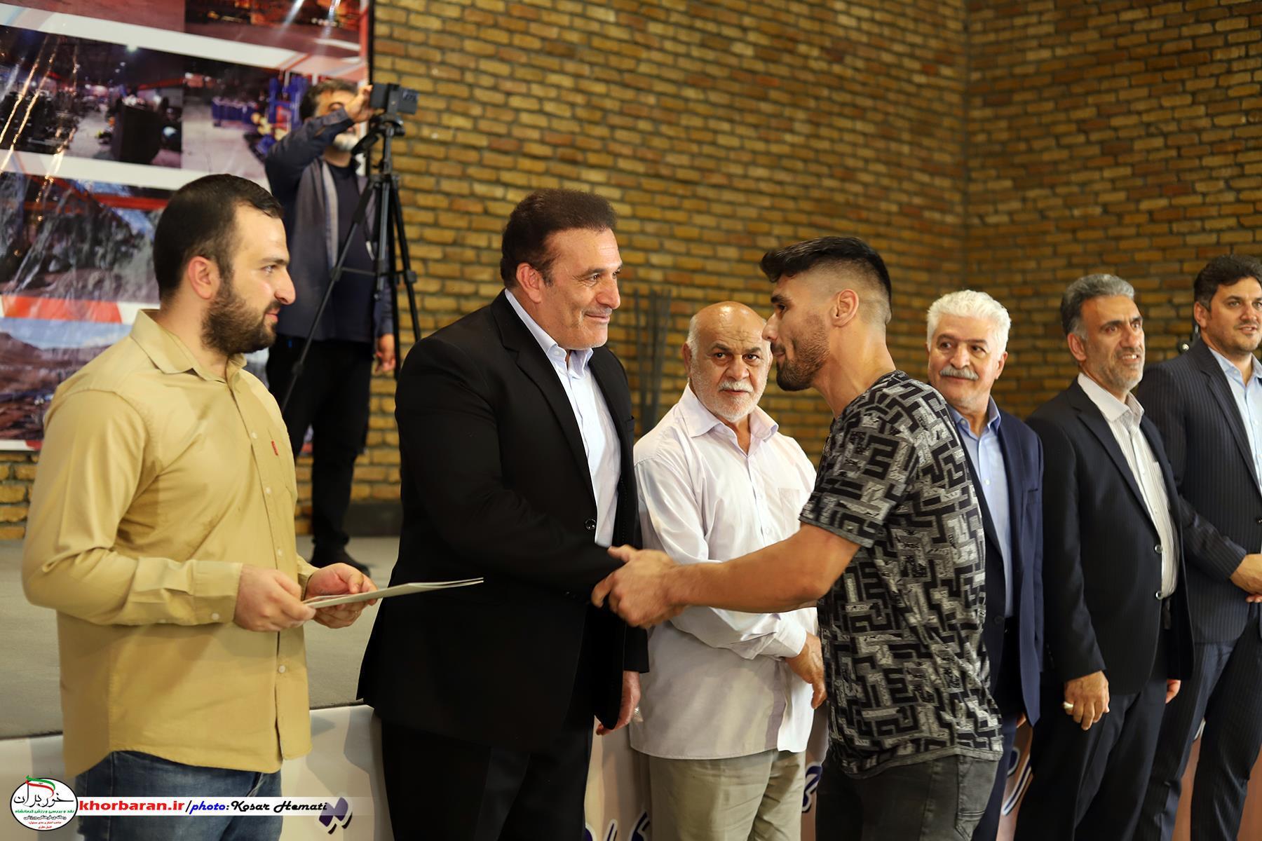 اهتزاز پرچم ایران با لباس ذوب آهن بیستون  در آینده نزدیک  